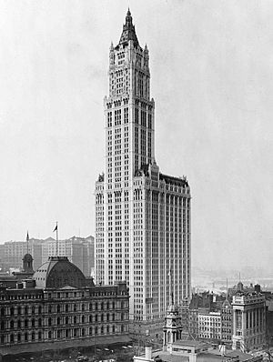 Archivo:View of Woolworth Building fixed crop