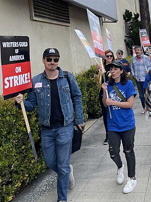 Archivo:Writers Guild of America strikers outside Warner Brothers Studios (cropped)