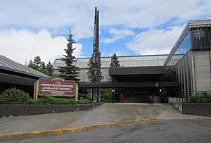 Archivo:Yukon Legislature main entrance