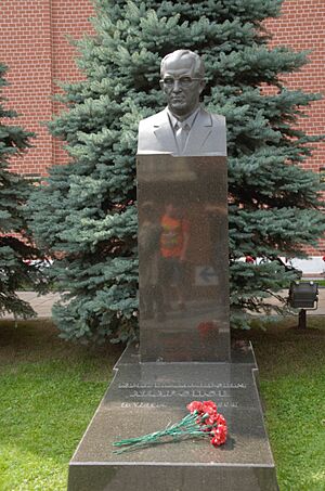Archivo:Yuri andropov grave in the kremlin wall necropolis july 2016