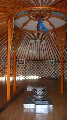 Archivo:Yurt hearth 1