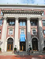 Archivo:2014 Barnard College Barnard Hall entrance facade