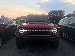 Archivo:2021 Ford Bronco Wildtrak 4-door soft-top front close-up