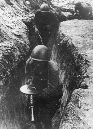 Archivo:A-Red-Army-unit-taking-up-a-new-firing-position-on-the-Leningrad-front-142461509845