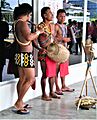 Aborignes de la cultura Guna Yala tocando su música en el puerto de Colón