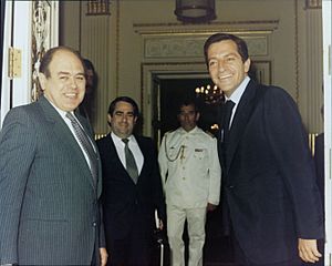 Archivo:Adolfo Suárez recibe al secretario general de Convergencia Democrática de Cataluña. Pool Moncloa. 16 de marzo de 1978