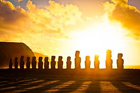 Amanecer en Tongariki, Isla de Pascua - Flickr - Alanbritom.jpg