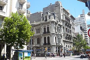Archivo:Av. 18 de Julio y Julio Herrera y Obes - panoramio