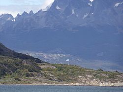 Archivo:Bandera argentina en Isla Redonda, Tierra del Fuego