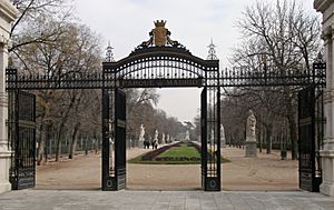 Archivo:Buen Retiro - Puerta de España 02