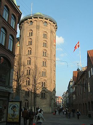 Archivo:Copenhagen Rundetårn street left