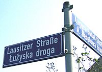 Archivo:Cottbus zweisprachige Strassenbezeichnung zugeschnitten