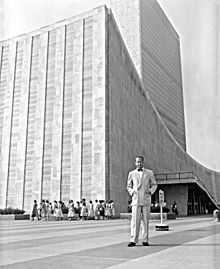Archivo:Dag Hammarskjold outside the UN building
