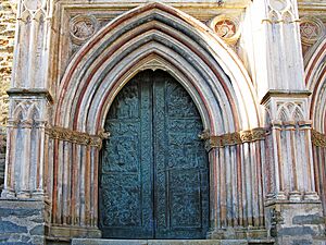 Archivo:De bronce - La puerta izquieda ( Iglesia del Real Monasterio de Santa María de Guadalupe) (21329864359)