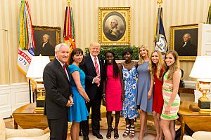 Archivo:Donald Trump, Ivanka Trump, and Chibok schoolgirls Joy Bishara and Lydia Pogu, June 27, 2017 (2)