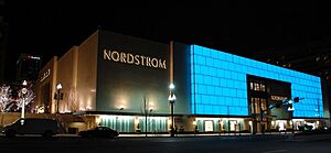 Archivo:Downtown Salt Lake City, Utah, USA Nordstrom, West Temple Entrance facade at night (crop)