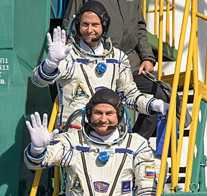 Archivo:Expedition 57 Crew Farewell (NHQ201810110002)