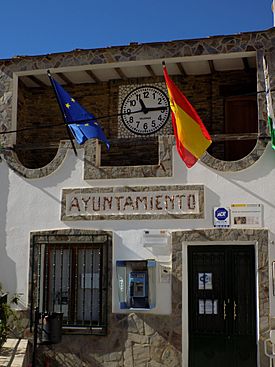 Archivo:Fachada del Ayuntamiento de Olula de Castro