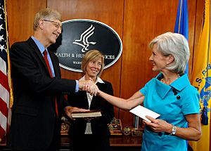 Archivo:Francis Collins with Kathleen Sebelius after swearing-in ceremony