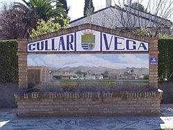 Archivo:Fuente en la entrada de Cúllar Vega (Granada)