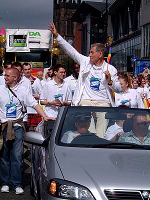 Archivo:Ian McKellen at Europride 2003 Parade