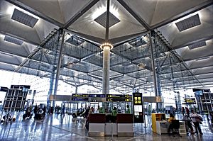 Archivo:Interior de la nueva terminal T3 del aeropuerto de Málaga.
