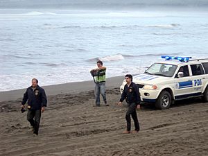 Archivo:Investigations Police personnel evacuating the Pichilemu beach, on March 11, 2011 (Japanese tsunami emergency)
