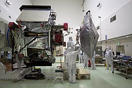 Archivo:Juno's high-gain antenna just before installation
