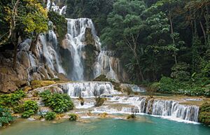 Archivo:Kuang Si Waterfall (24015942122)