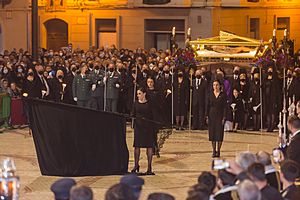 Archivo:La trencaora despliega la bandera