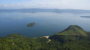 Archivo:Lago de Ilopango ES
