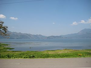 Archivo:Lake Yojoa - panoramio