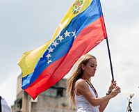 Archivo:Lilian Tintori with Venezuelan Flag