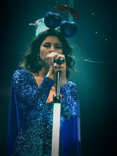 Archivo:Marina and the Diamonds, Roundhouse, London (Neon Nature Tour) 03