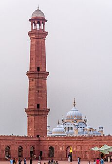 Archivo:Minaret of Badshahi Mosque along with Rangit Singh Samadhi