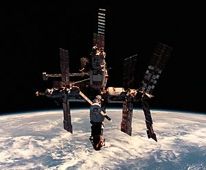 Archivo:Mir space station 12 June 1998-cropped