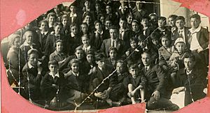 Archivo:Niños de Rusia con maestros y educadores, Leningrado, h 1938