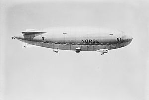 Archivo:Norge airship in flight 1926