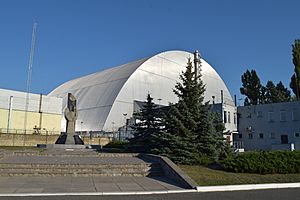 Archivo:Nuevo sarcófago del reactor 4 de la planta de Chernóbil