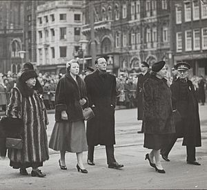 Archivo:Overbrengen van de Hongaarse vlag naar het Koninklijk Paleis te Amsterdam met de, Bestanddeelnr 014-0845 cropped