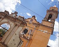 Archivo:Pórtico y Torre del Templo de Loretito - Silao, Guanajuato