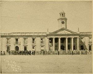 Archivo:Palacio Municipal Santa Ana 1890s con militares
