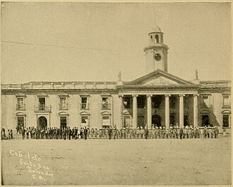Archivo:Palacio Municipal Santa Ana 1890s con militares