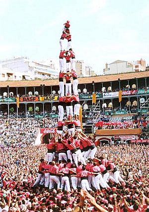 Archivo:Primer 3de10 amb folre i manilles carregat per la Colla Vella dels Xiquets de Valls - Concurs de castells de Tarragona 2000