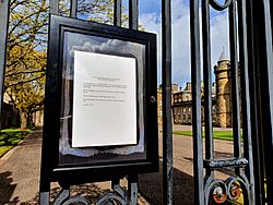 Archivo:Prince Philip Death Notice Holyroodhouse