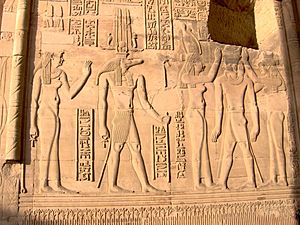 Archivo:Relieve del templo de Kom Ombo, Egipto.