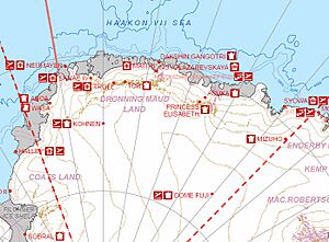 Archivo:Research stations in Dronning Maud Land
