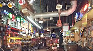Archivo:Robert's Western World interior (crop)