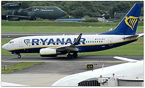 Archivo:Ryanair B737-700 (EI-SEV) @ MAN, Aug 2017 (02)
