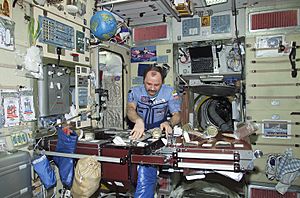 Archivo:STS-104 Zvezda galley